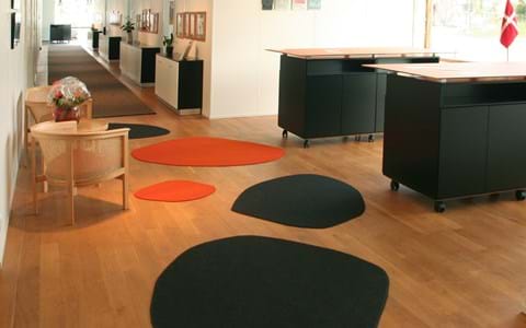 amorf filttæppe i lounge område